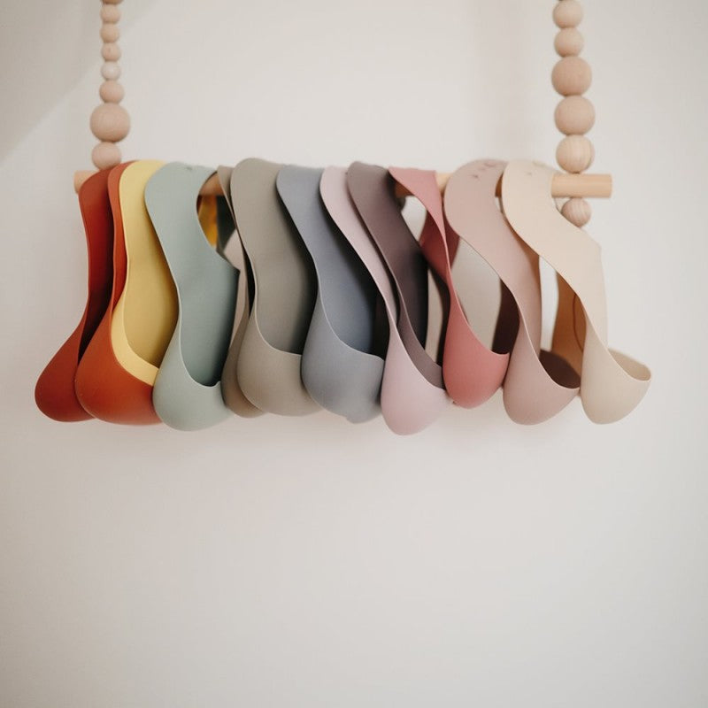 babete em silicone com bolsa colectora para bebés e crianças na cor silver sage da marca mushie mais cores disponíveis