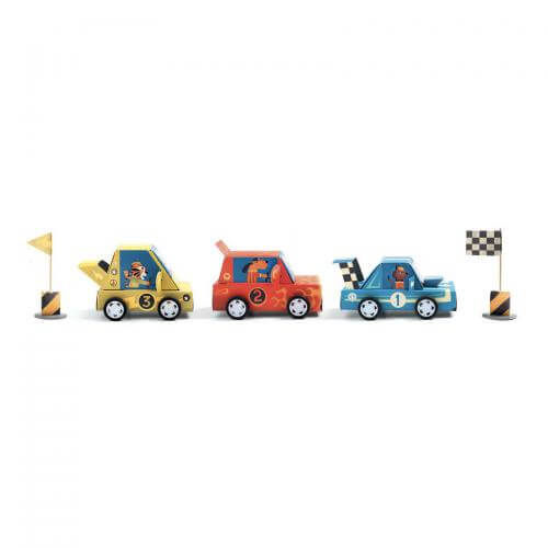 Carros construídos com o kit de brinquedo da marca DJECO