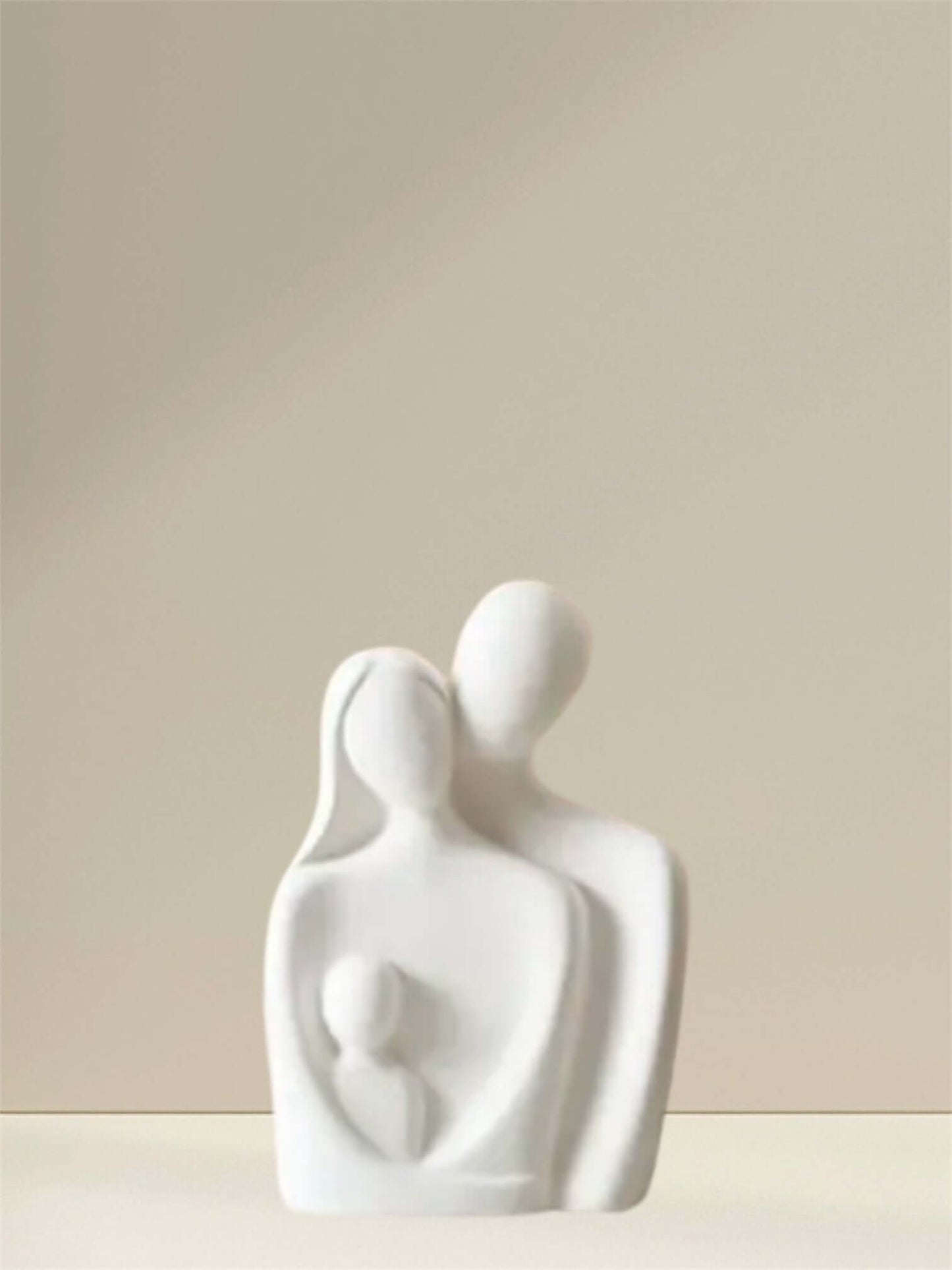Escultura de família com mãe pai e filho ou filha Com fundo