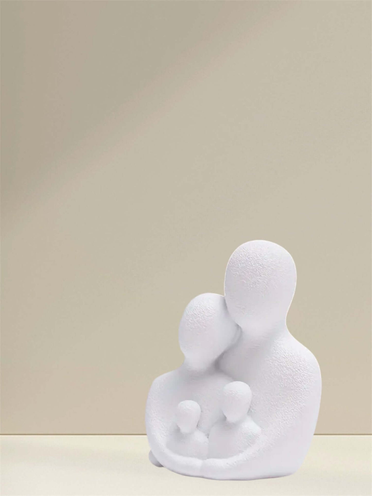 Escultura de família com pai mãe e dois filhos Com fundo