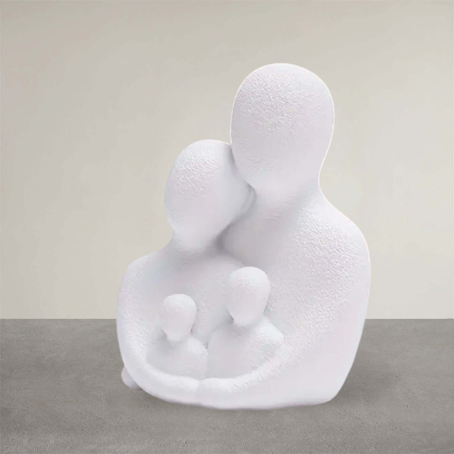 Escultura de família com pai mãe e dois filhos Em uso