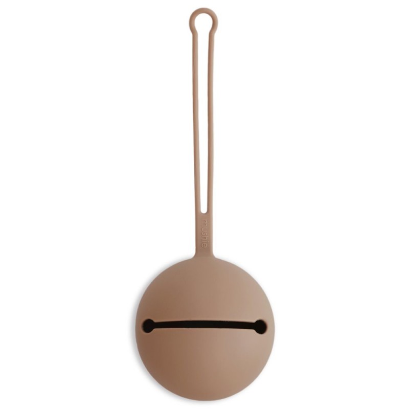 guarda-chupetas na cor pale taupe da marca mushie