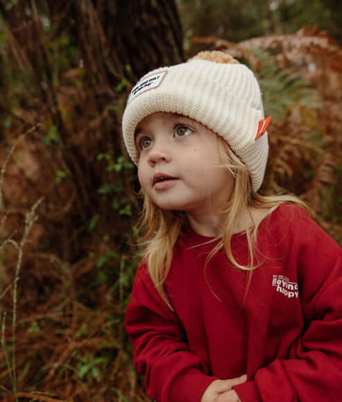 Menina a usar o Gorro infantil Block Sandy da marca Hello Hossy