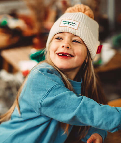 Imagem lifestyle do Gorro infantil Block Sandy da marca Hello Hossy