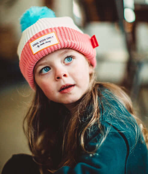 Menina a usar gorro infantil para bebés e crianças da marca Mello hossy na cor pink ice