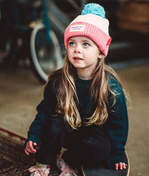 gorro infantil para bebés e crianças da marca Mello hossy na cor pink ice Em uso