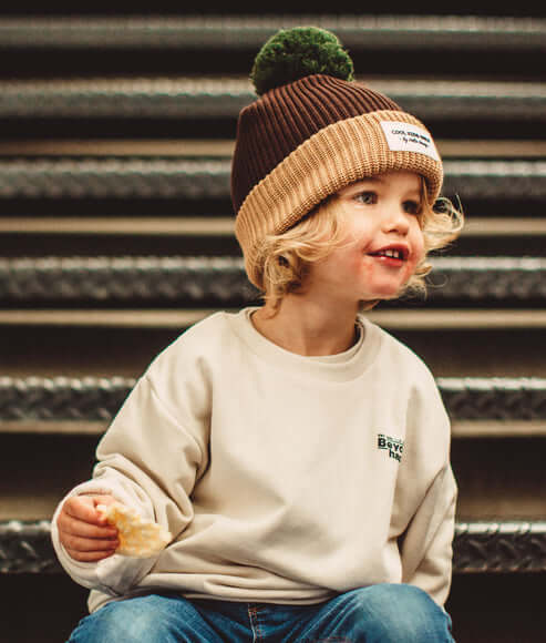 Criança a usar o Gorro infantil para bebés e crianças no modelo Block na cor Pistachio da marca Hello Hossy