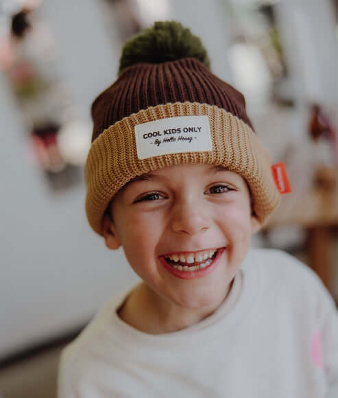 Criança a usar o Gorro infantil para bebés e crianças no modelo Block na cor Pistachio da marca Hello Hossy imagem 2