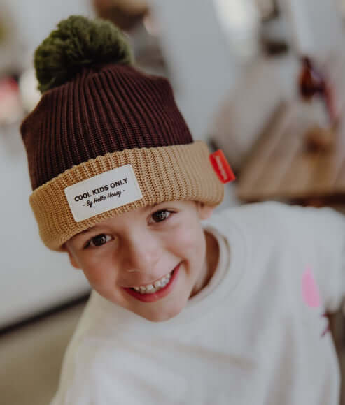 Criança a usar o Gorro infantil para bebés e crianças no modelo Block na cor Pistachio da marca Hello Hossy imagem 3