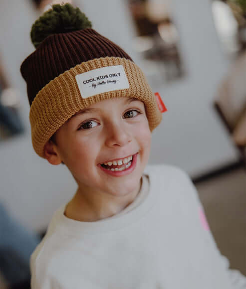 Criança a usar o Gorro infantil para bebés e crianças no modelo Block na cor Pistachio da marca Hello Hossy imagem 4