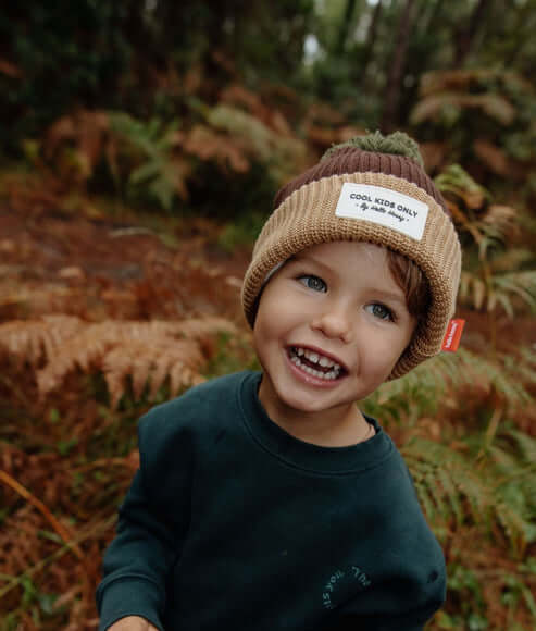 Gorro infantil para bebés e crianças no modelo Block na cor Pistachio da marca Hello Hossy Em uso