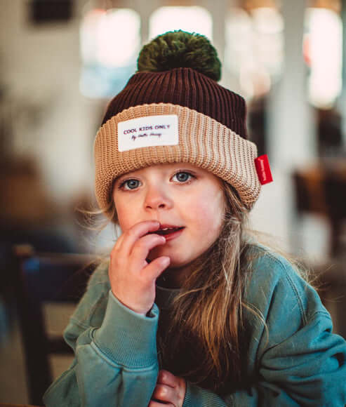 Criança a usar o Gorro infantil para bebés e crianças no modelo Block na cor Pistachio da marca Hello Hossy imagem Menina