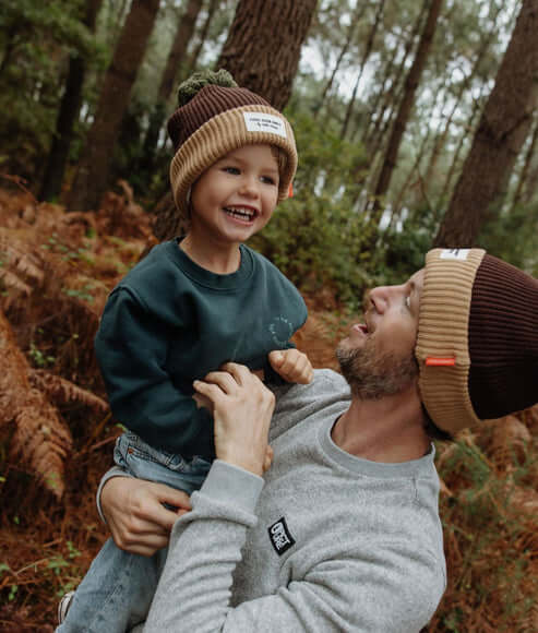 Criança a usar o Gorro infantil para bebés e crianças no modelo Block na cor Pistachio da marca Hello Hossy imagem Menina Criança a usar o Gorro infantil para bebés e crianças no modelo Block na cor Pistachio da marca Hello Hossy na floresta