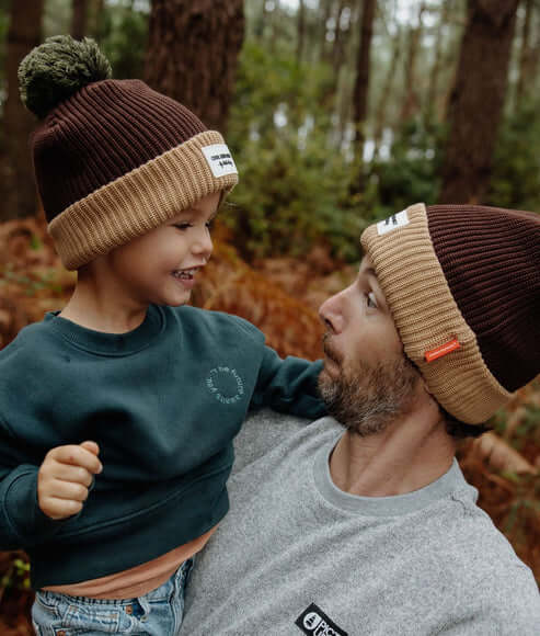 Criança a usar o Gorro infantil para bebés e crianças no modelo Block na cor Pistachio da marca Hello Hossy imagem Menina Criança a usar o Gorro infantil para bebés e crianças no modelo Block na cor Pistachio da marca Hello Hossy de inverno