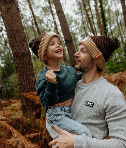 Criança a usar o Gorro infantil para bebés e crianças no modelo Block na cor Pistachio da marca Hello Hossy imagem Menina Criança a usar o Gorro infantil para bebés e crianças no modelo Block na cor Pistachio da marca Hello Hossy para o frio
