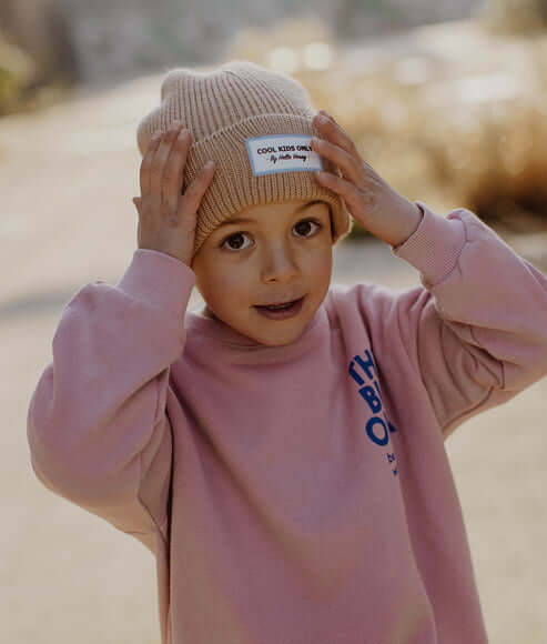 Gorro para bebés e crianças na cor Pop Champage na marca Hello Hossy Em uso no inverno