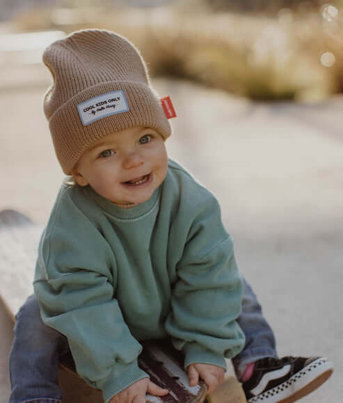Bebe com o Gorro para bebés e crianças na cor Pop Champage na marca Hello Hossy