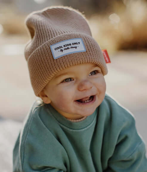 Bebé a usar o Gorro para bebés e crianças na cor Pop Champage na marca Hello Hossy