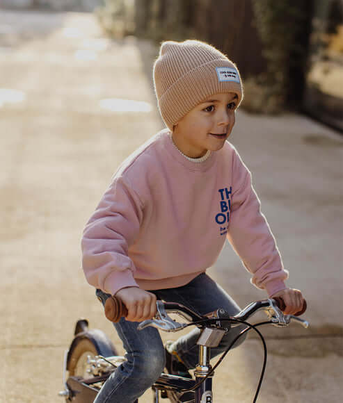 Criança a usar o Gorro para bebés e crianças na cor Pop Champage na marca Hello Hossy