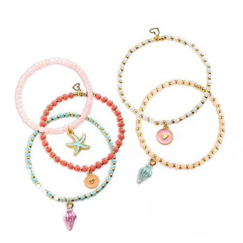 Pulseiras feitas com o kit diy do tema fundo do mar para crianças da marca djeco