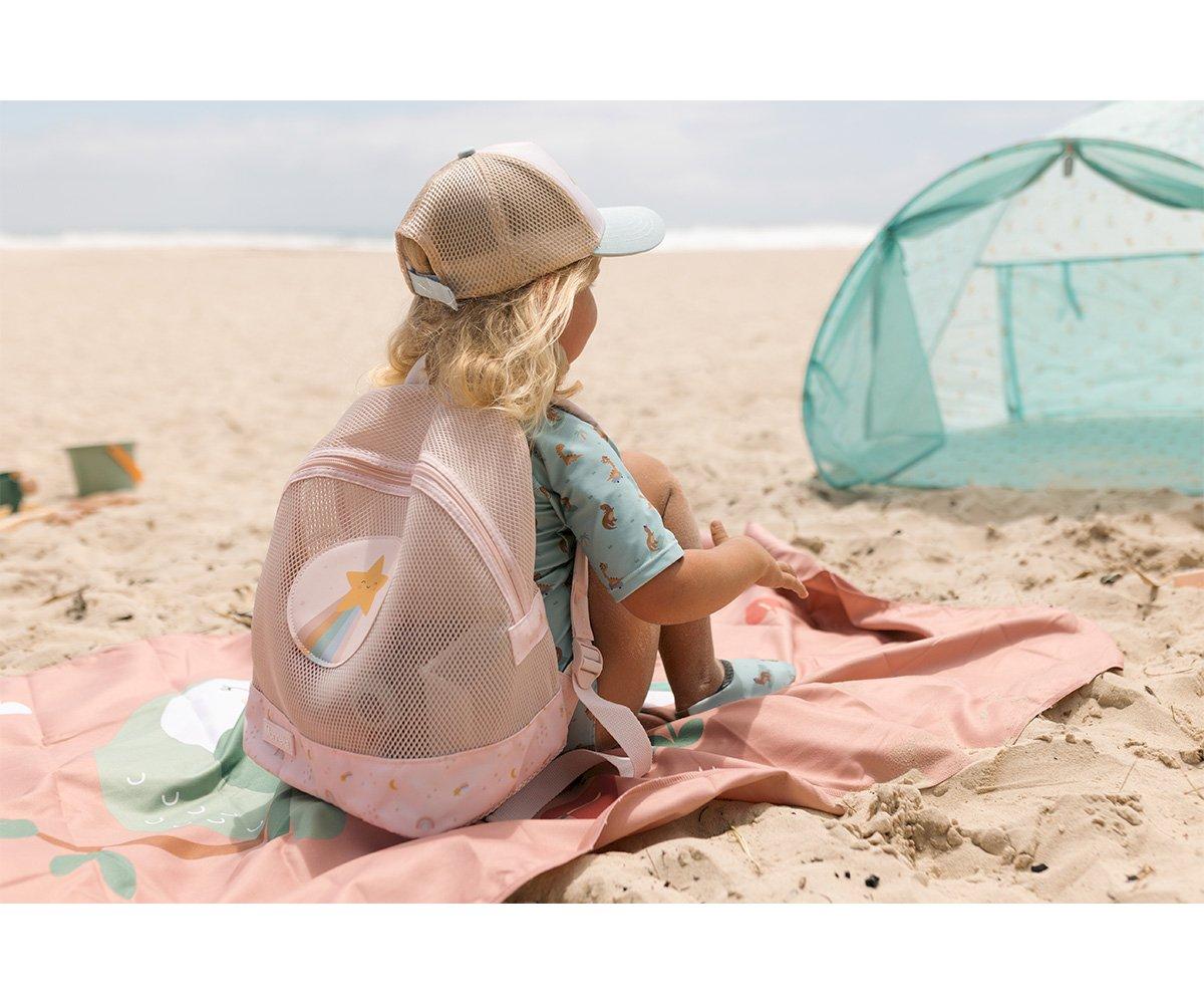 Mochila de praia infantil da marca Monneka no padrão Starlight a uso na praia