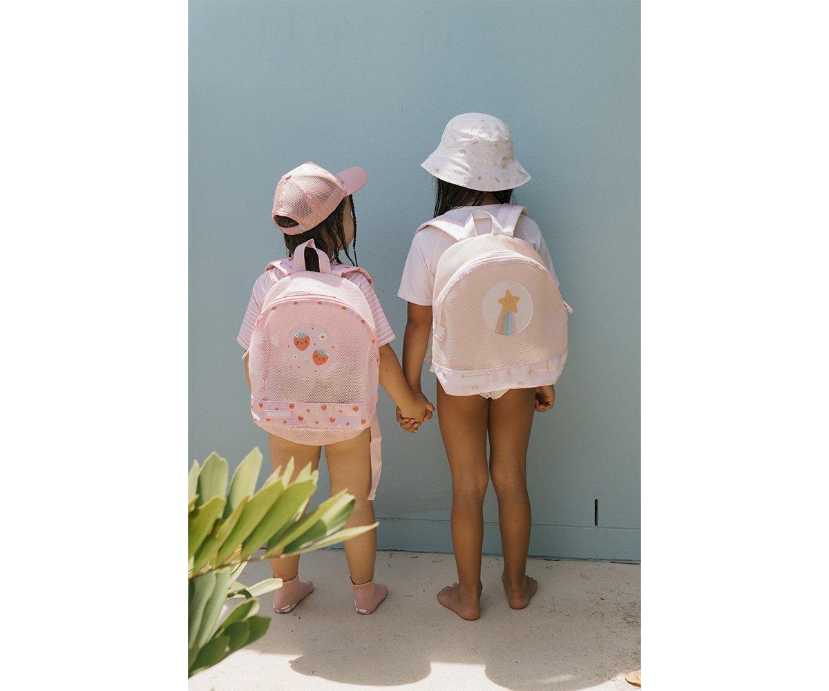 crianças a usar a Mochila de praia infantil da marca Monneka no padrão Strawberries