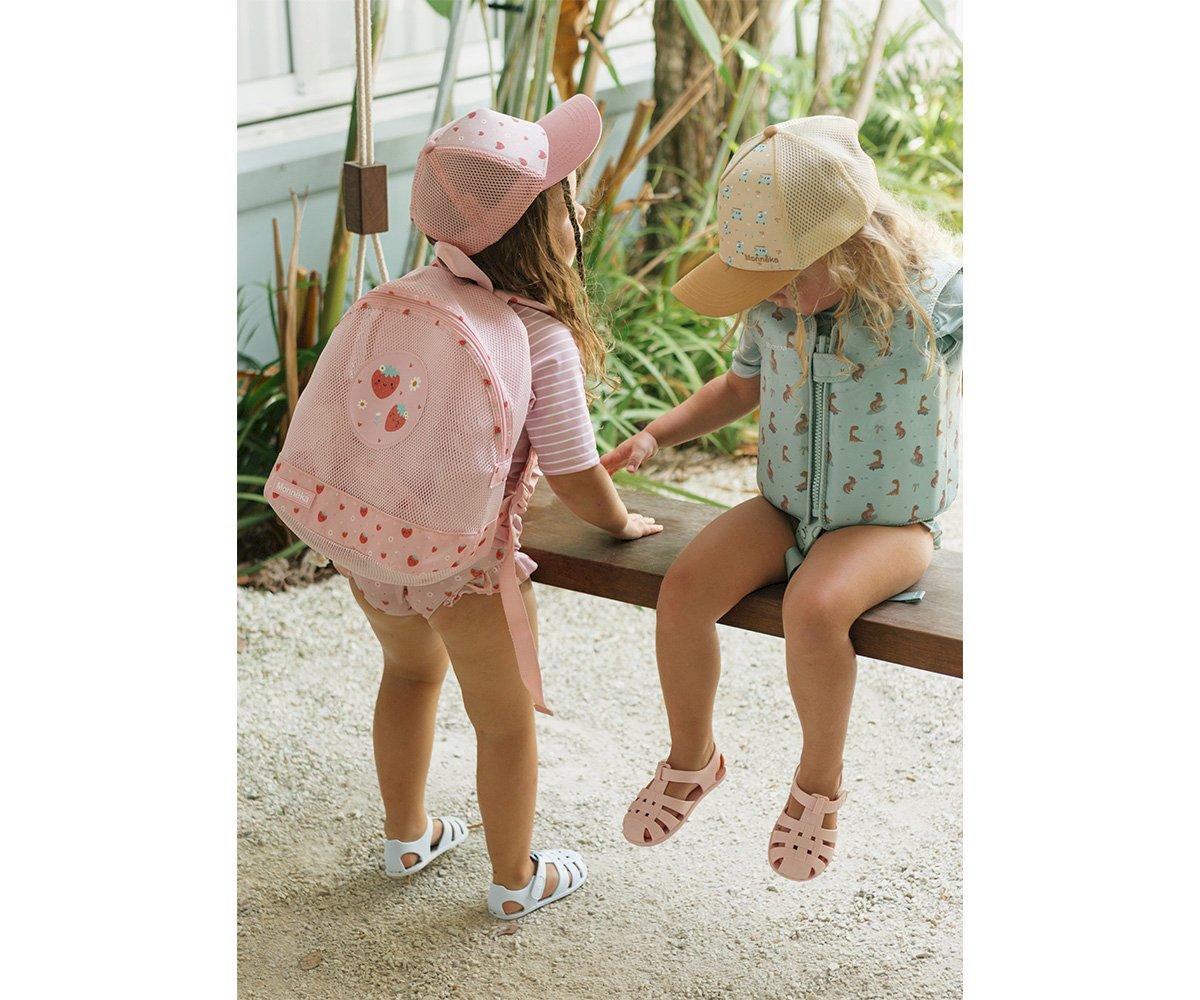 Mochila de praia infantil da marca Monneka no padrão Strawberries a uso