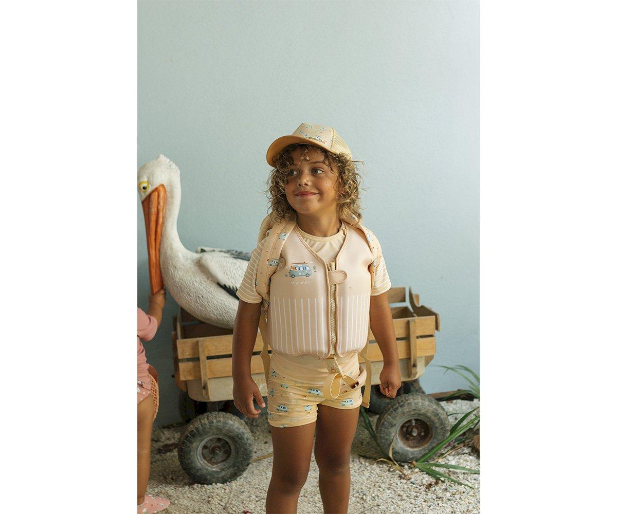 criança a usar a Mochila de praia infantil da marca Monneka no padrão Surf Van