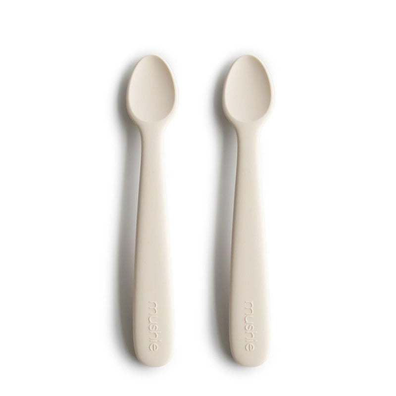 pack de duas colheres em silicone para bebés e crianças na cor Ivory da marca mushie