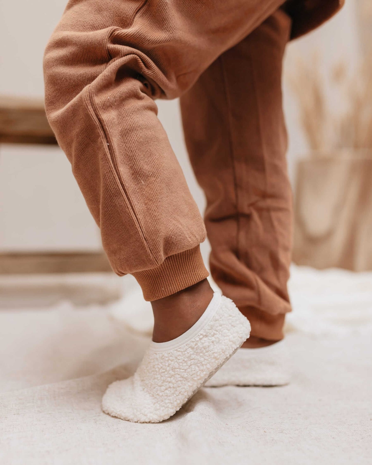 Pantufas infantis quentes e respeitadoras da marca Mrs ertha na cor peanut Flexíveis