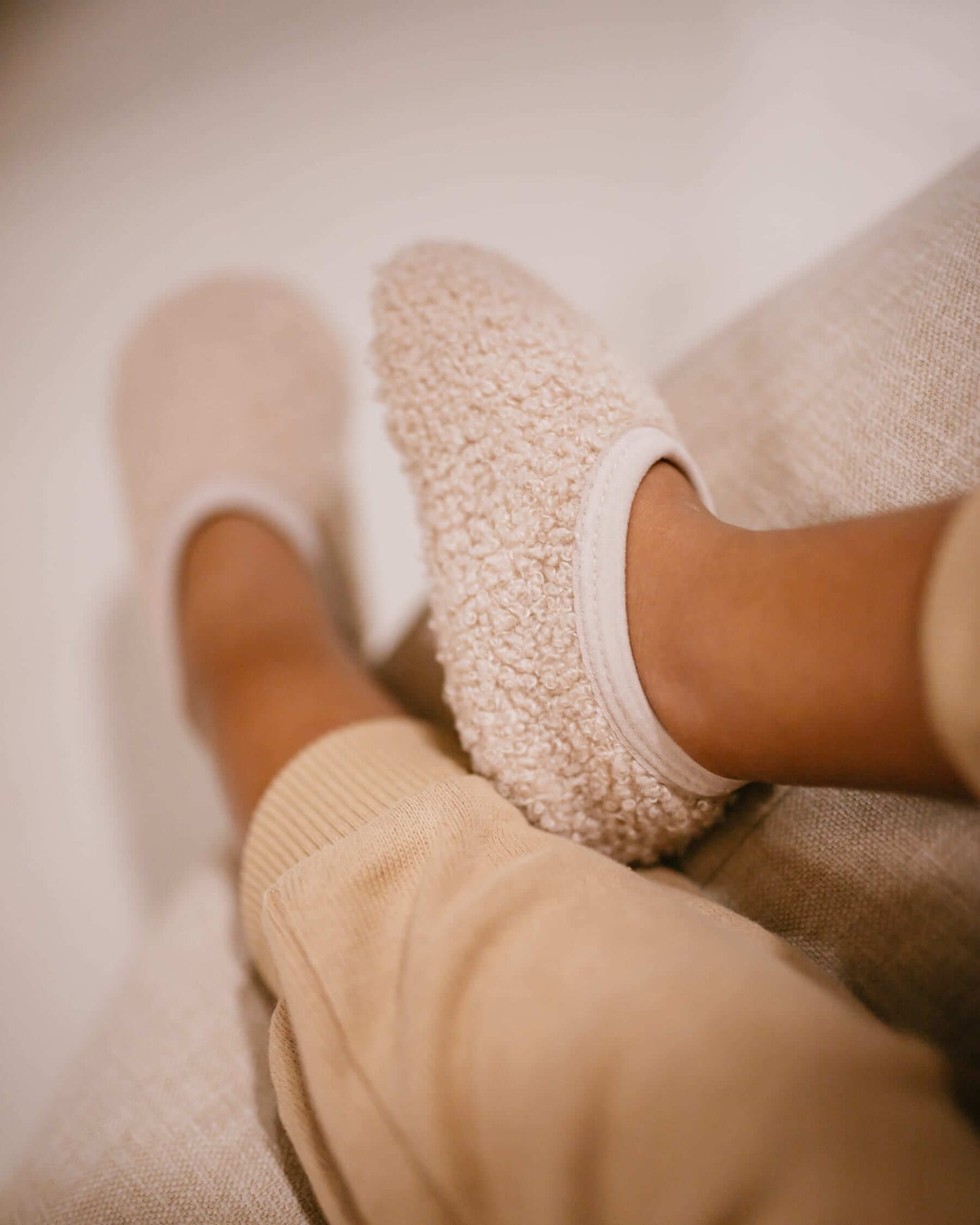 Pantufas infantis quentes e respeitadoras da marca Mrs ertha na cor peanut Tecido mole