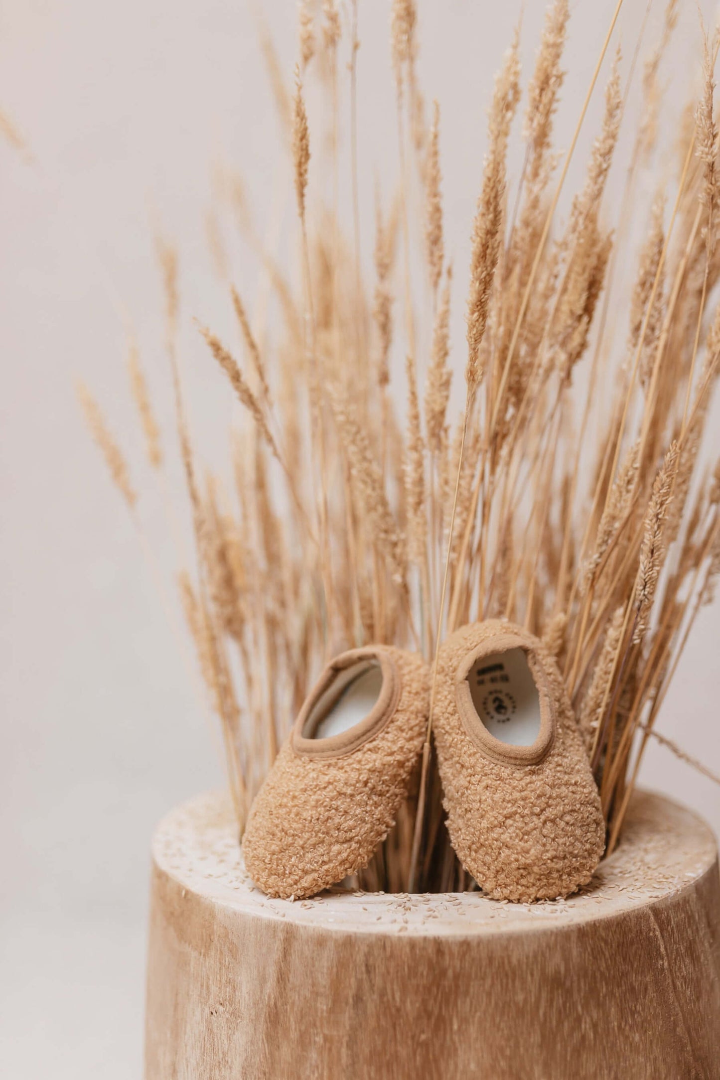 Pantufas infantis quentes e respeitadoras da marca Mrs ertha na cor peanut Em exibição