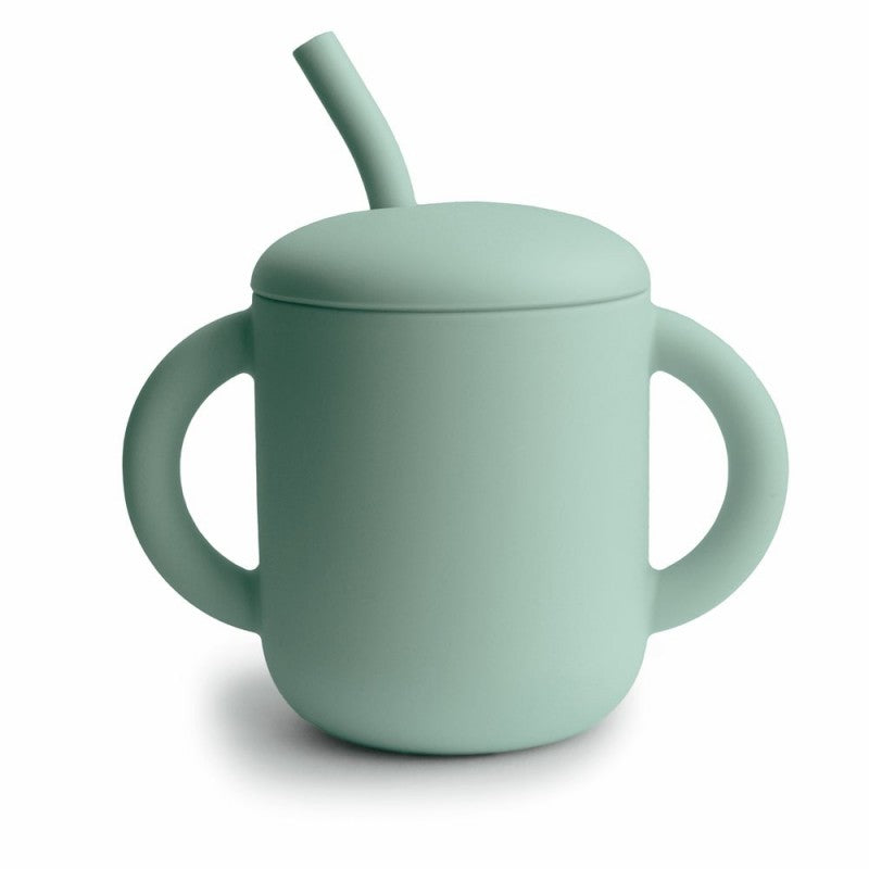 Copo em silicone com palhinha para bebés e crianças na cor Cambridge Blue da marca mushie