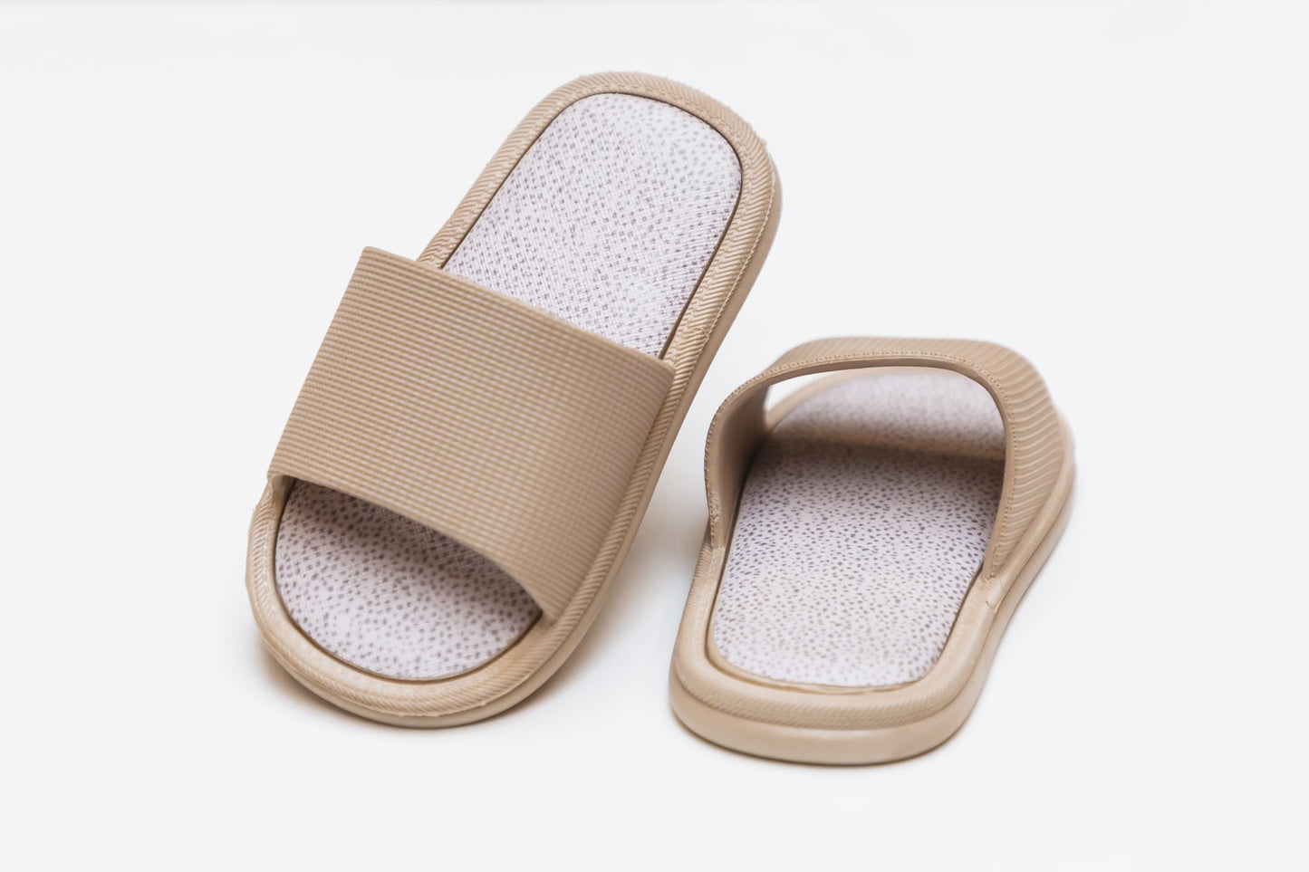 chinelos infantis para crianças na cor taupe da marca mrs ertha