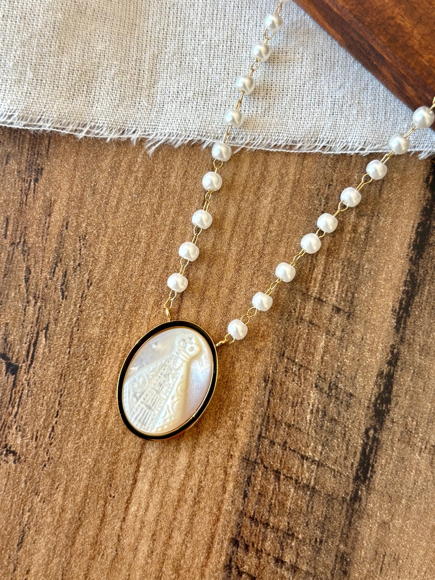 Colar com medalha em madrepérola oval | Minhámê