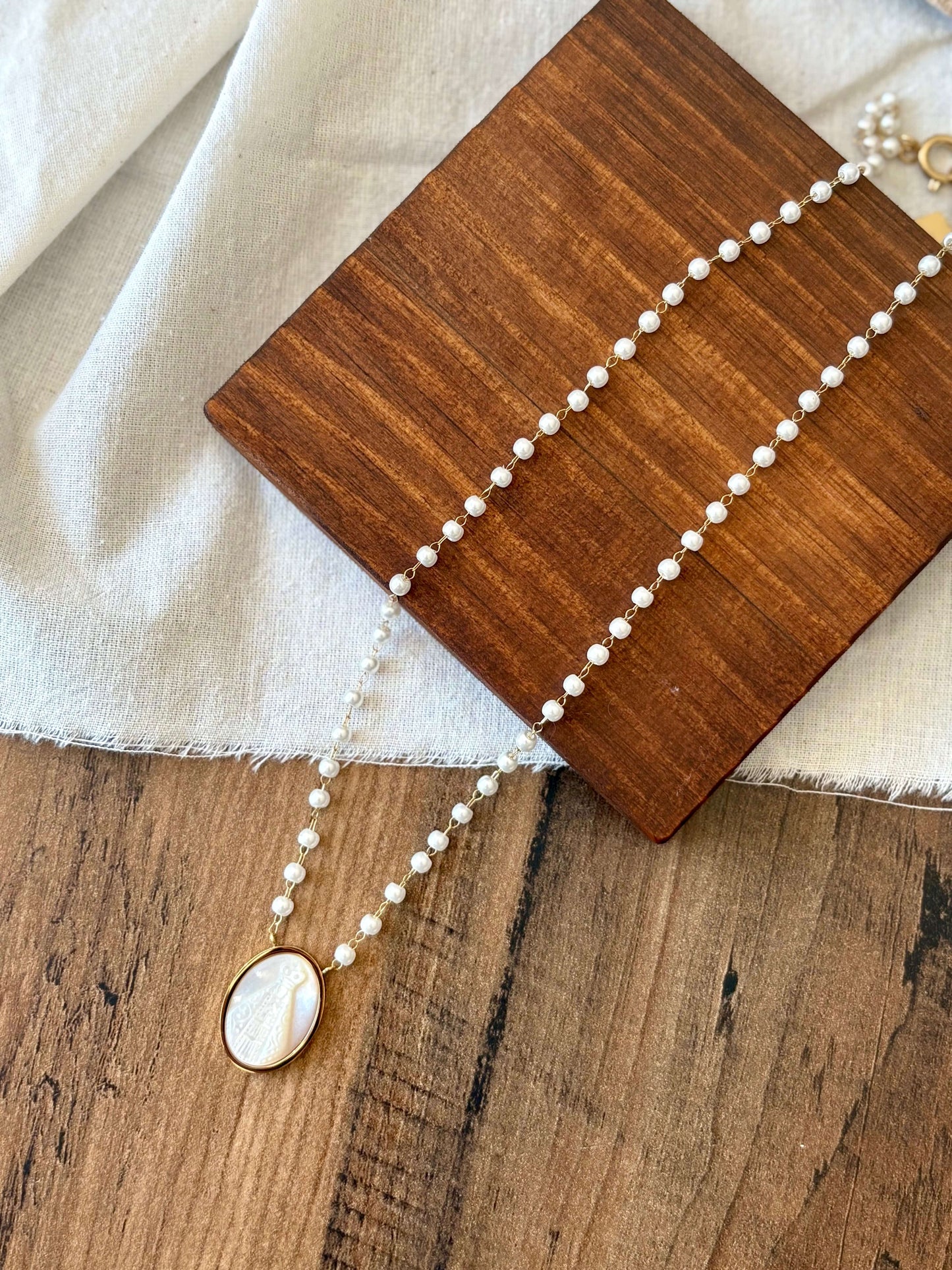 Colar com medalha em madrepérola oval | Minhámê