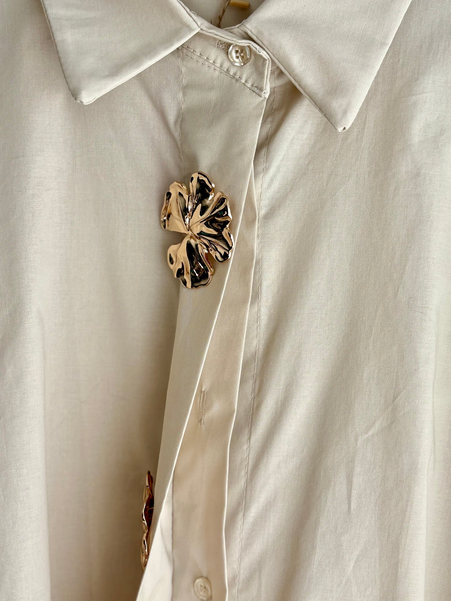 Camisa com botões dourados bege | Minhámê