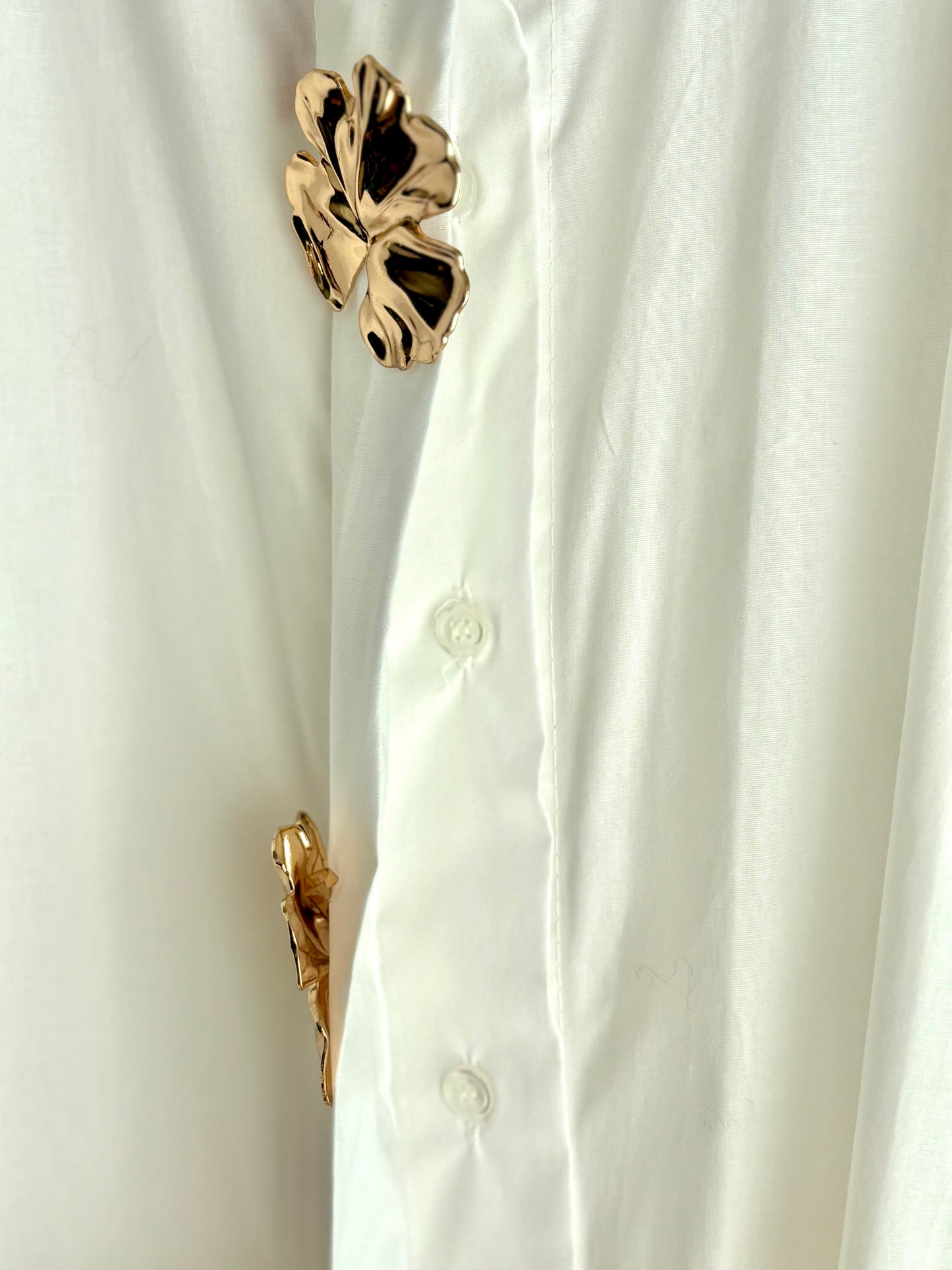Camisa com botões dourados branco | Minhámê