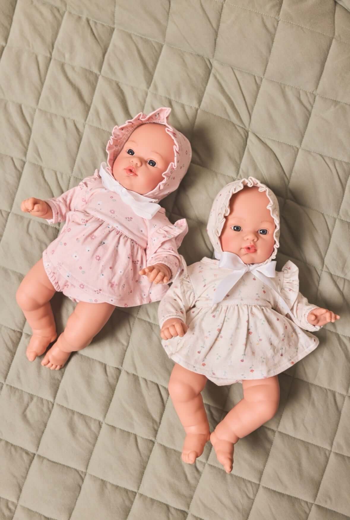 Boneca Koke com vestido e chapéu White Flowers | Monneka