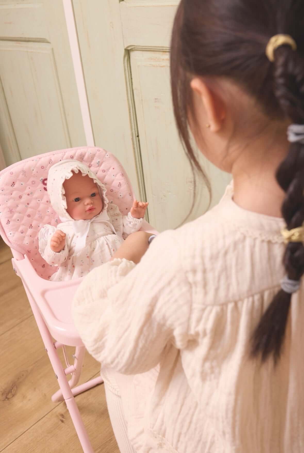 Boneca Koke com vestido e chapéu White Flowers | Monneka