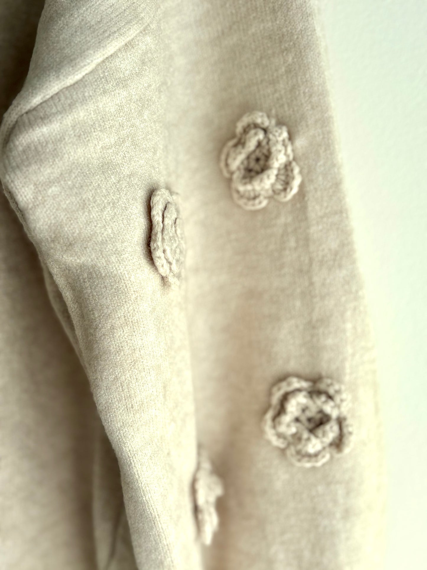 Casaco de malha mangas flores taupe | Minhámê
