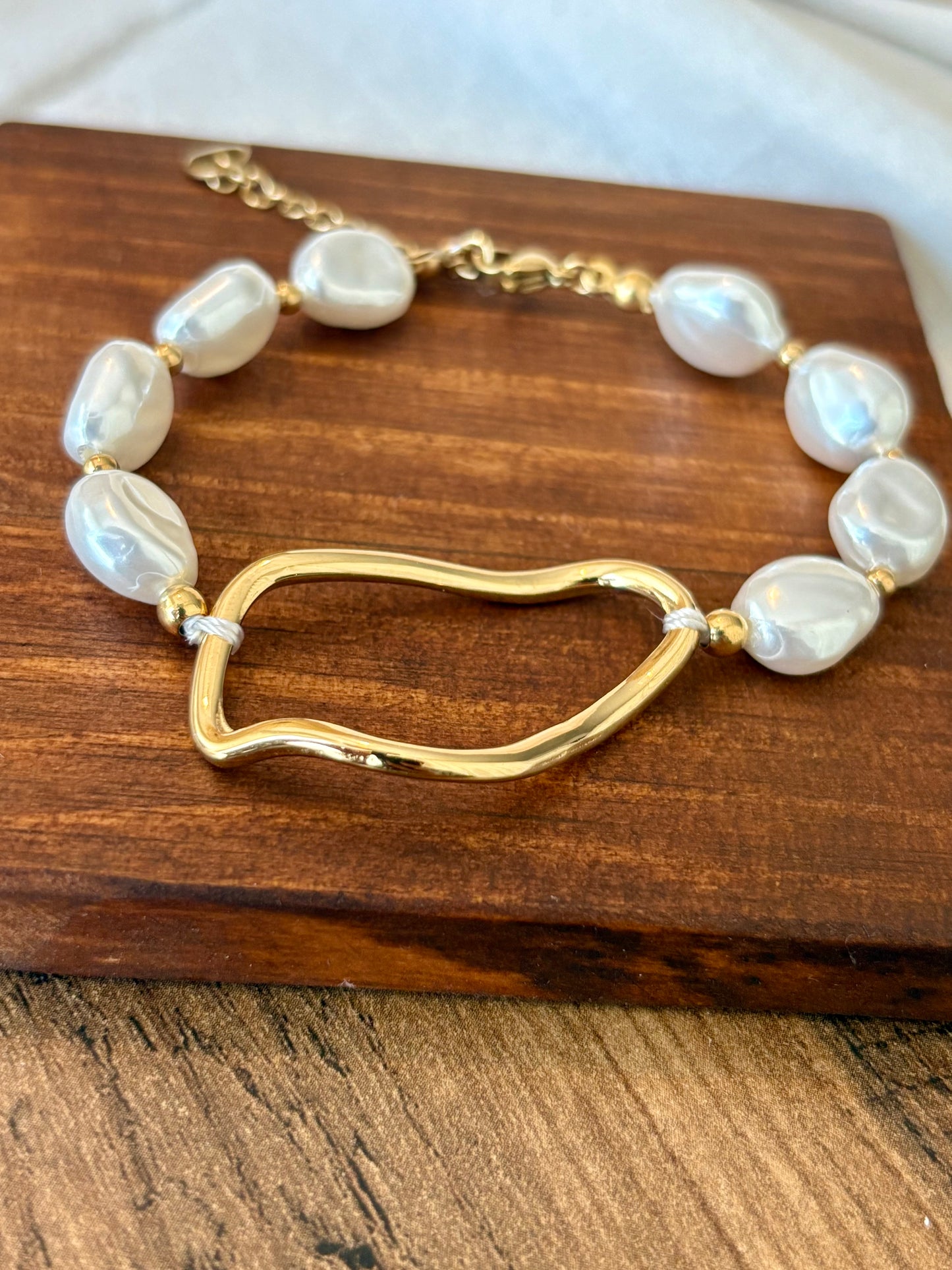 Pulseira pérolas facetadas com argola dourada | Minhámê