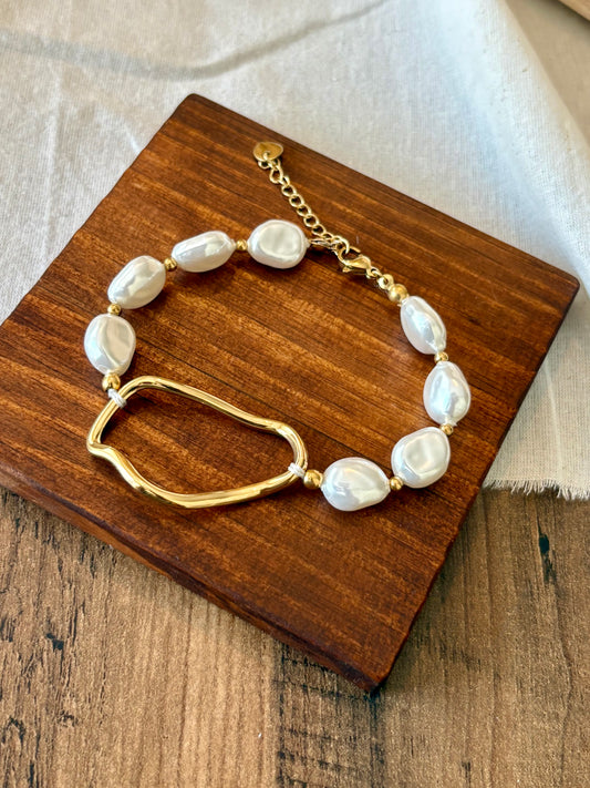 Pulseira pérolas facetadas com argola dourada | Minhámê